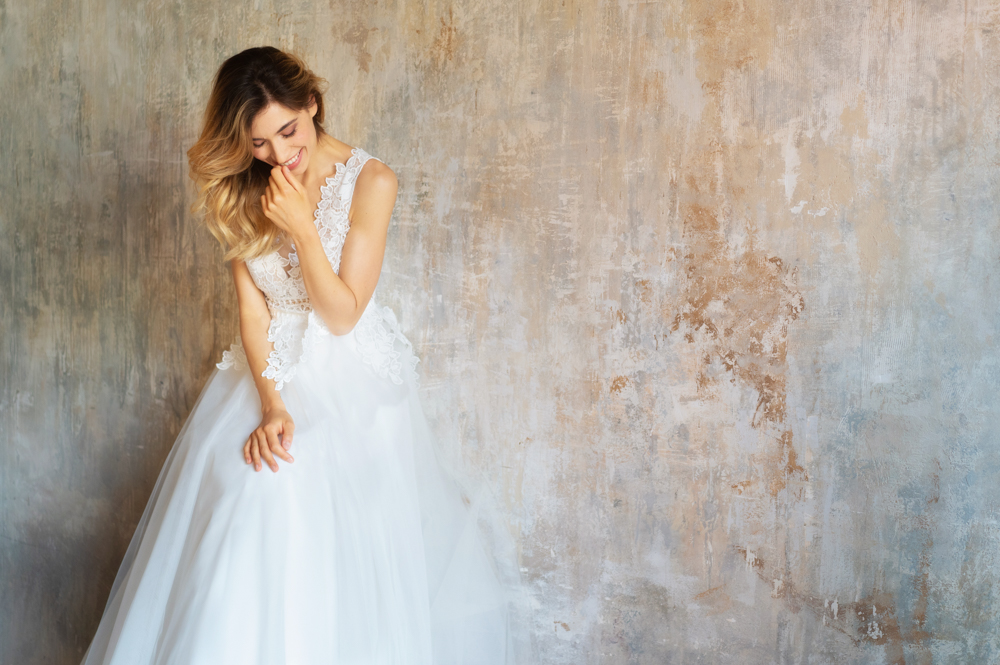 Modella con abito da sposa in un ritratto editoriale in studio