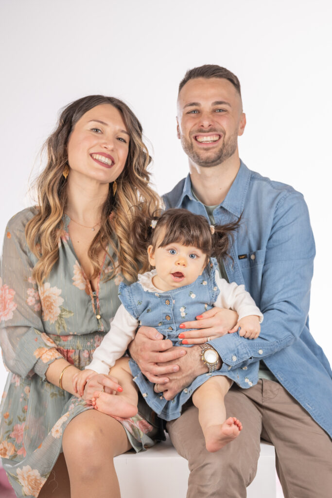 Rebecca con la sua famiglia durante il servizio fotografico in studio